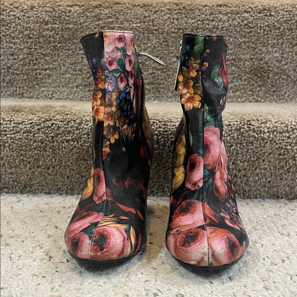Diba Shoes - Super Fun Floral Ankle Boots
